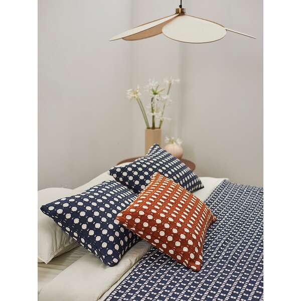 Купить Чехол на подушку из хлопка polka dots темно-синего цвета из коллекции essential, 40x60 см в Астане и по всему Казахстану.Чехол на подушку из хлопка polka dots темно-синего цвета из коллекции essential, 40x60 см, изображение 4
